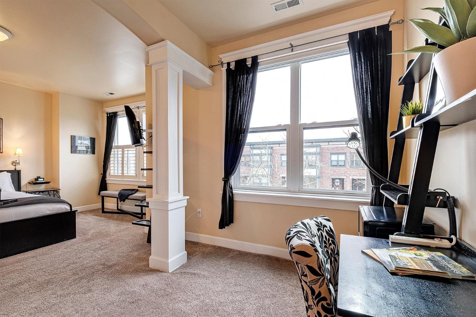 The Orenco Station Hotel Хилсбъро Екстериор снимка